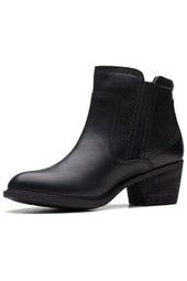 Clarks Boots Neva Zip in Black Leather