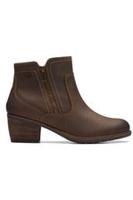 Clarks Boots Neva Zip in Taupe Leather