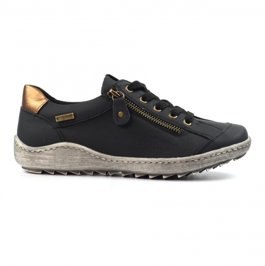 Lunar Sloan waterproof trainer in Black DLB082