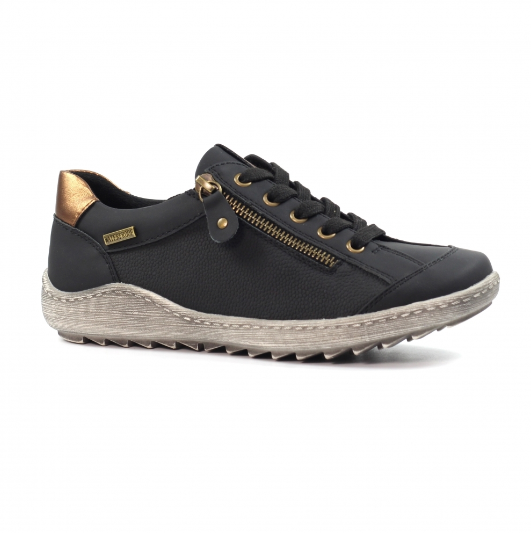 Lunar Sloan waterproof trainer in Black DLB082