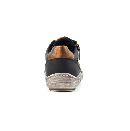 Lunar Sloan waterproof trainer in Black DLB082
