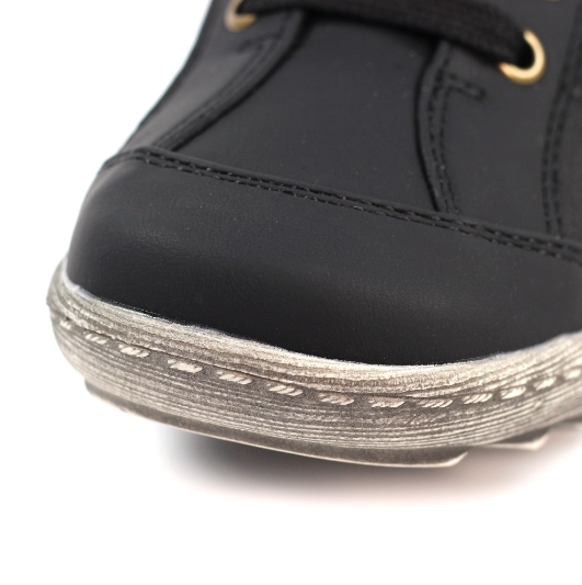 Lunar Sloan waterproof trainer in Black DLB082